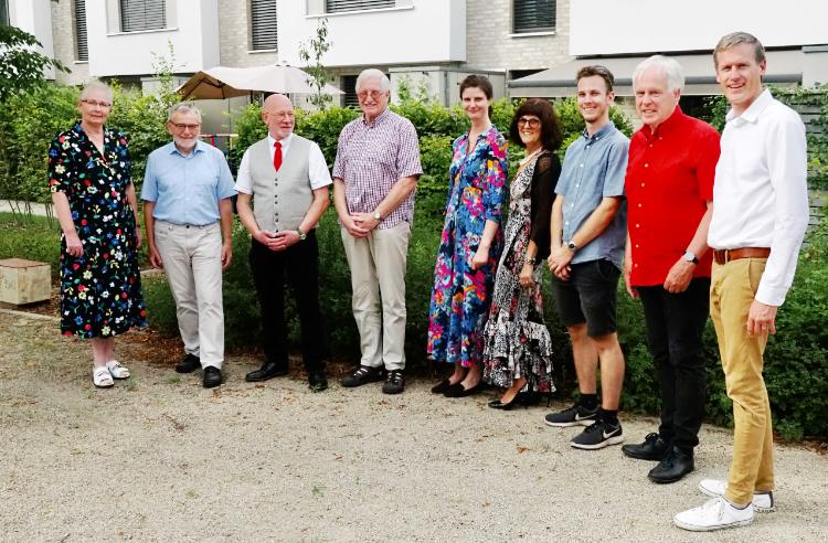 St Nathanael Gemeindemitglieder posieren für ein Foto