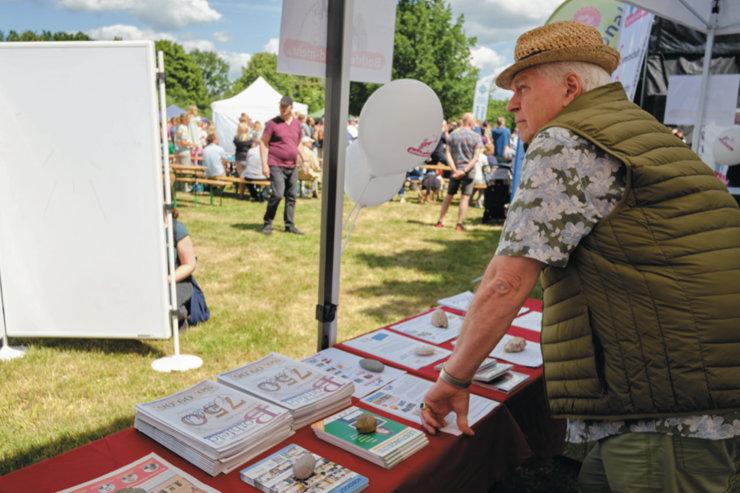 Blick aus Stand auf die Festwiese