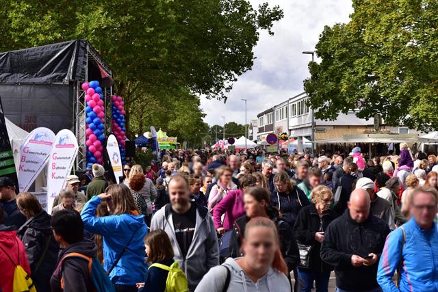 Menschen strömen zum bothfelder herbstmarkt 2024 09