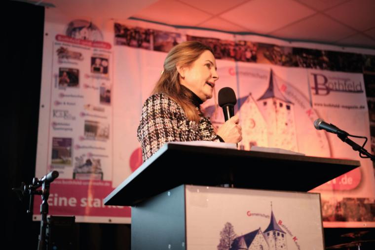 Am Rednerpult Michaela Menschel von der CDU