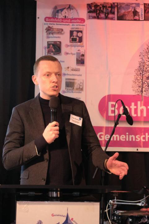 Am Rednerpult steht Herr Adis Ahmetovic von der SPD