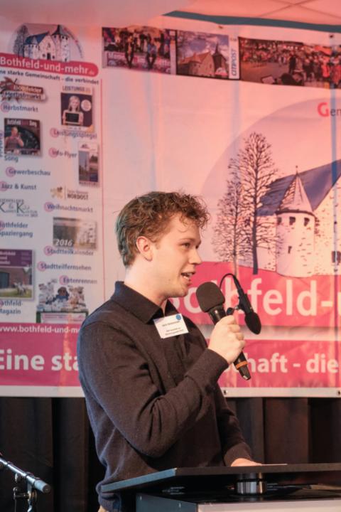 Am Rednerpult steht Joris Stietenroth von der FDP