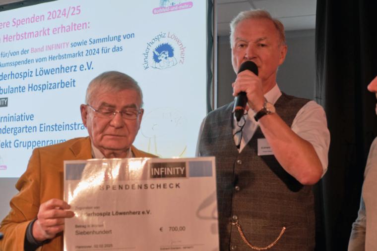 Überreichung Spendenscheck von der Gage der Band INFINITY an Löwenherz eV