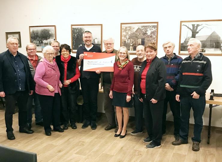 Uebergabe einer Spende an das Kinder und Jugendhospiz Lowenherz 12 Menschen schauen in die Kamera