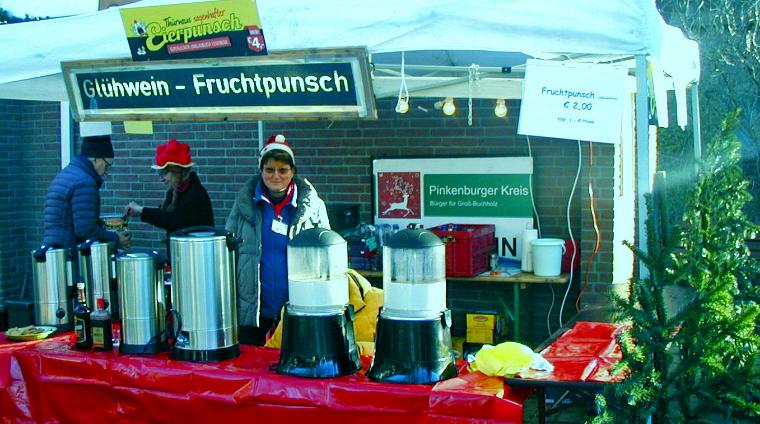Foto vom Stand mit Punsch beim Weihnachtsmarkt Groß Buchholz