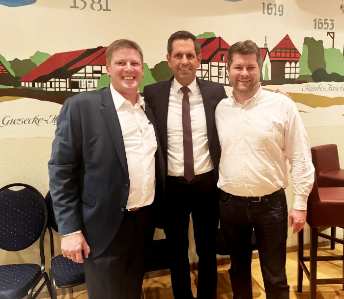 v.l.: SPD-Ortsvereinsvorsitzender Groß-Buchholz  Sven Martin, Ministerpräsident Nieders. Olaf Lies, SPD-Ratsherr Florian Spiegelhauer