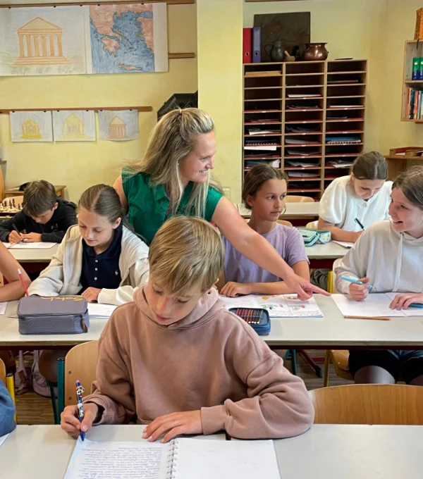 Waldorfschule Schüler und eine Lehrerin während des Unterrichtes.